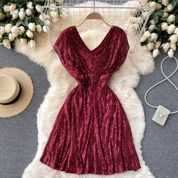 Moodne naiste kleit litrite ja spitsikaelusega