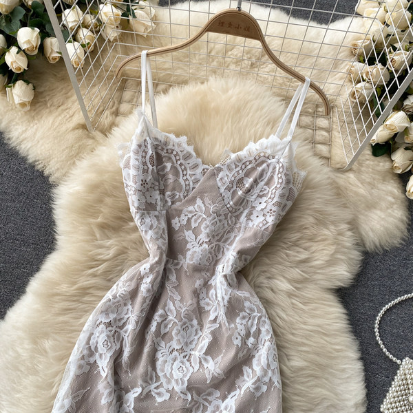 Naiste moodne pitsi ja peenikeste rihmadega kleit