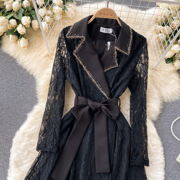 Must naiste kleit pitsvarrukatega ja vöökohal paelaga