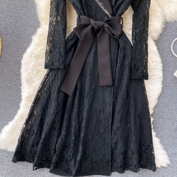 Must naiste kleit pitsvarrukatega ja vöökohal paelaga