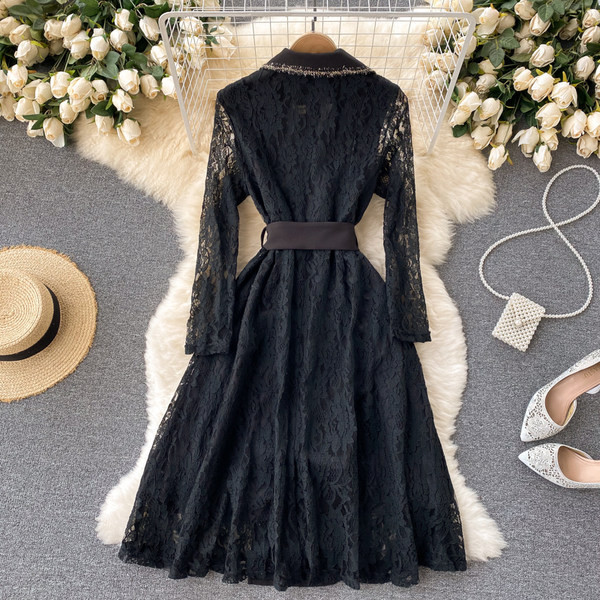 Must naiste kleit pitsvarrukatega ja vöökohal paelaga