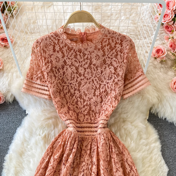 Modern csipkeruha rövid ujjal