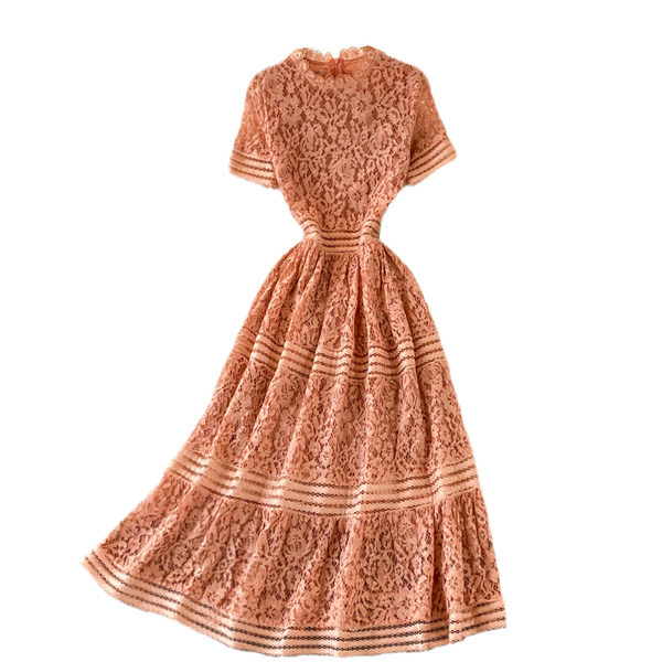 Modern csipkeruha rövid ujjal