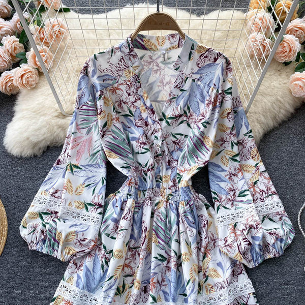 Πολύχρωμο γυναικείο φόρεμα με δαντέλα και λαιμόκοψη V