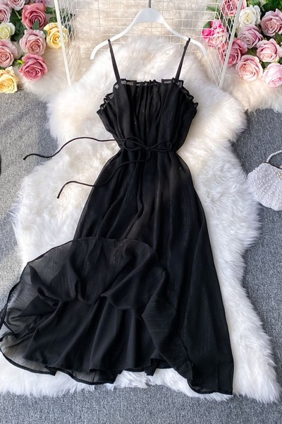 Ženska haljina na tanke naramenice i veze u crno-bijeloj boji