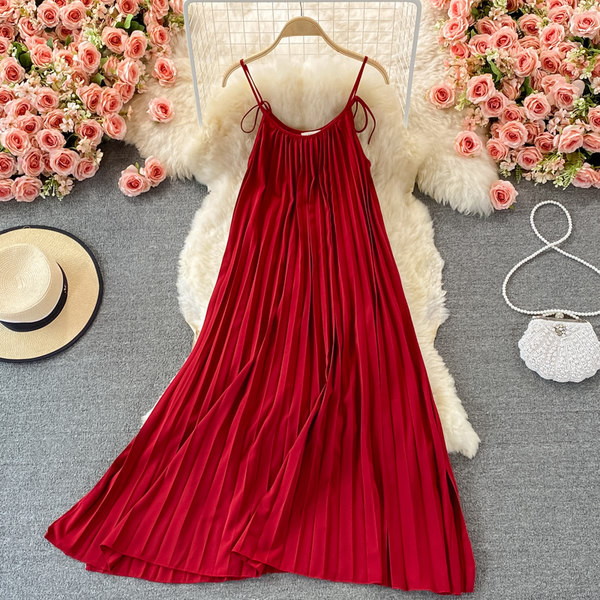 Μακρύ γυναικείο φόρεμα κομμένο μοντέλο με λεπτά τιραντάκια