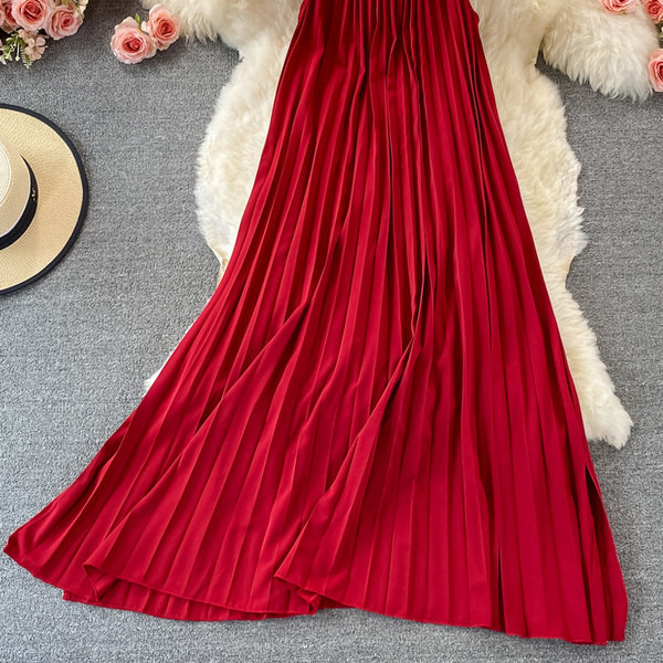 Μακρύ γυναικείο φόρεμα κομμένο μοντέλο με λεπτά τιραντάκια