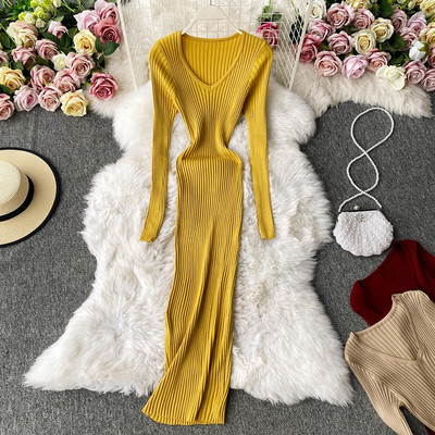 Női kordbársony ruha hosszú ujjal és kerek nyakkivágással