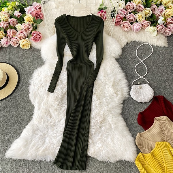 Női kordbársony ruha hosszú ujjal és kerek nyakkivágással