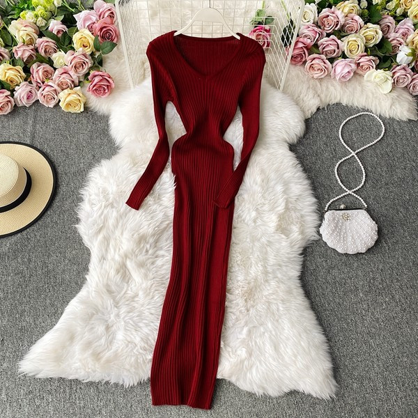 Női kordbársony ruha hosszú ujjal és kerek nyakkivágással