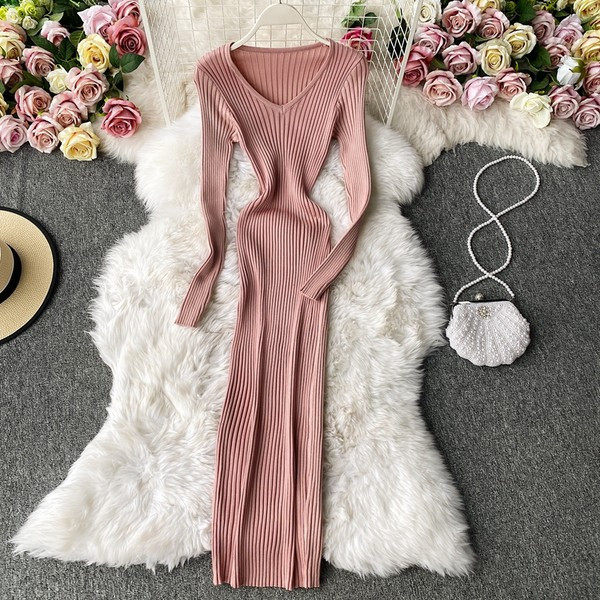 Női kordbársony ruha hosszú ujjal és kerek nyakkivágással