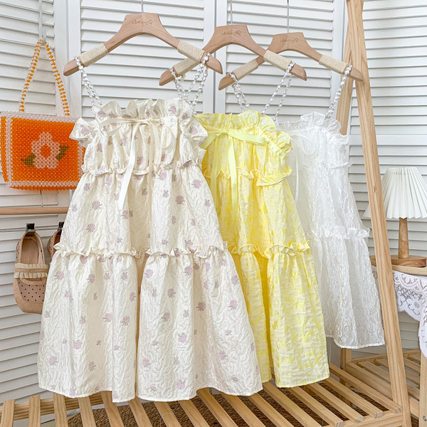 Uue mudeli naiste lõikega mitmes värvitoonis peenikeste rihmadega kleit