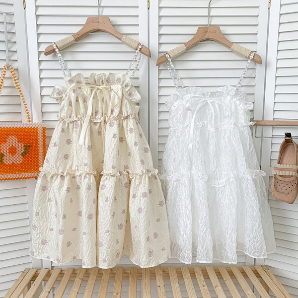 Uue mudeli naiste lõikega mitmes värvitoonis peenikeste rihmadega kleit