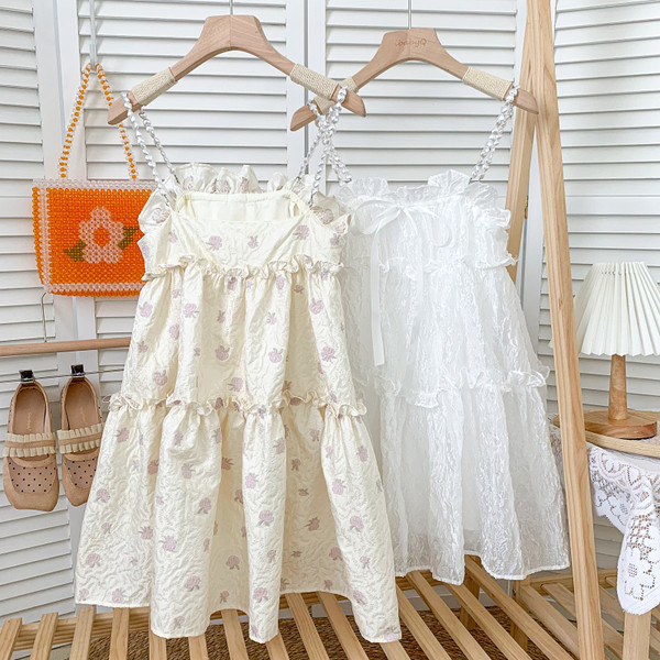 Uue mudeli naiste lõikega mitmes värvitoonis peenikeste rihmadega kleit