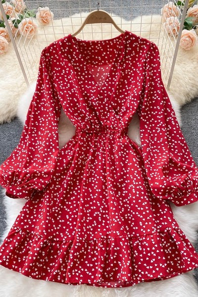 Lezser női ruha hosszú ujjal és spitz nyakkivágással