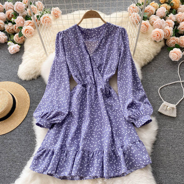 Lezser női ruha hosszú ujjal és spitz nyakkivágással