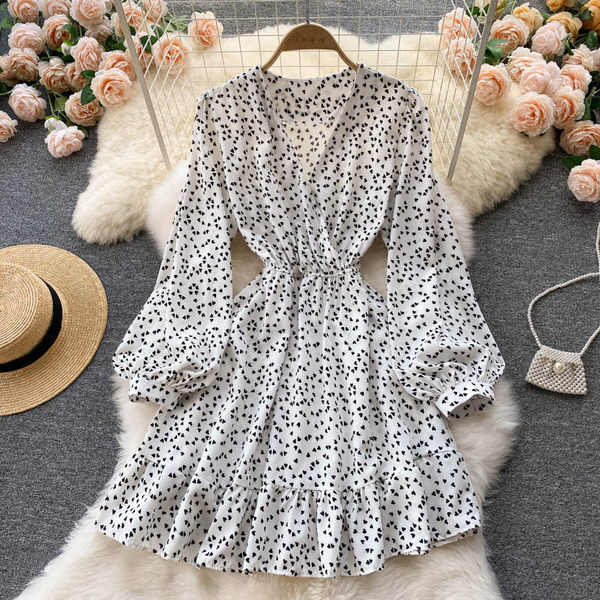 Lezser női ruha hosszú ujjal és spitz nyakkivágással