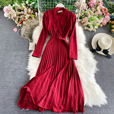 Γυναικείο πλισέ φόρεμα με ζώνη και spitz λαιμόκοψη