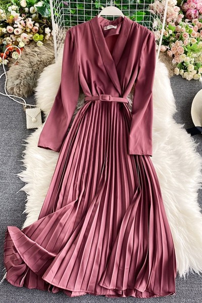 Γυναικείο πλισέ φόρεμα με ζώνη και spitz λαιμόκοψη