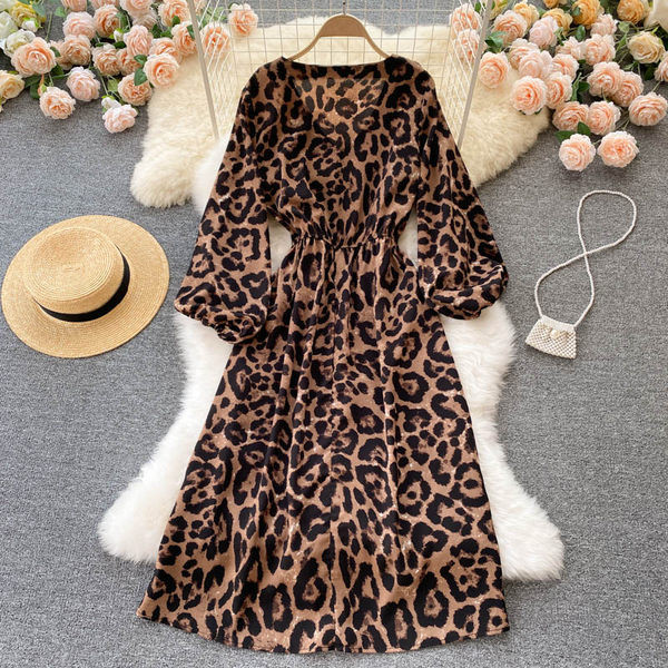 Naiste vabaajakleit leopardimustri ja spitsikaelusega