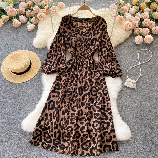 Naiste vabaajakleit leopardimustri ja spitsikaelusega