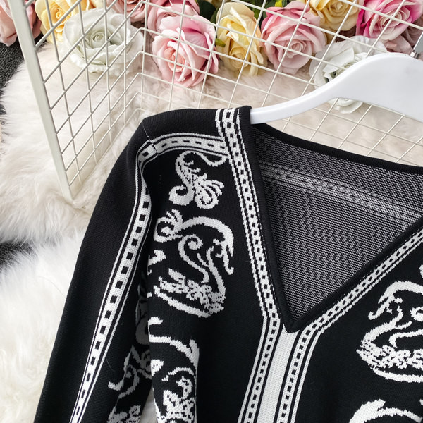 Γυναικείο φόρεμα με spitz λαιμόκοψη και μακριά μανίκια σε μαύρο χρώμα