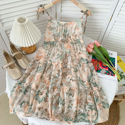 Moodne peenikeste rihmadega naiste suvekleit