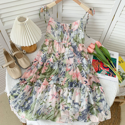 Moodne peenikeste rihmadega naiste suvekleit