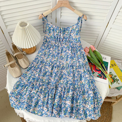 Moodne peenikeste rihmadega naiste suvekleit