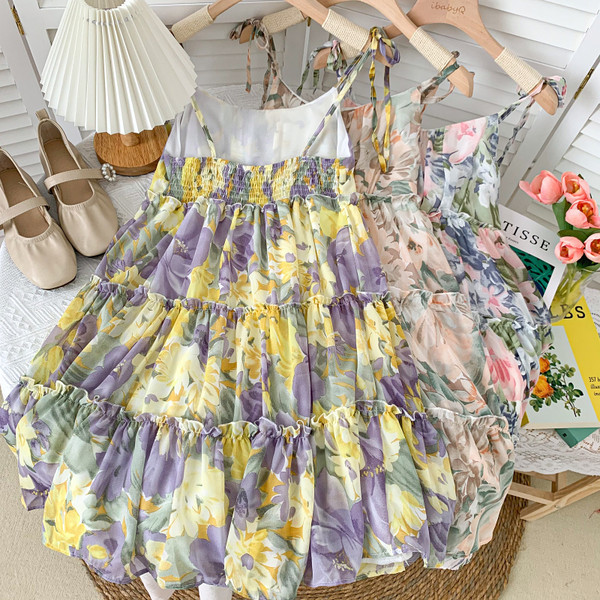 Moodne peenikeste rihmadega naiste suvekleit