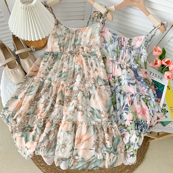 Moodne peenikeste rihmadega naiste suvekleit