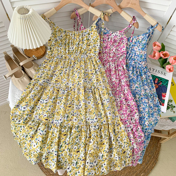 Moodne peenikeste rihmadega naiste suvekleit