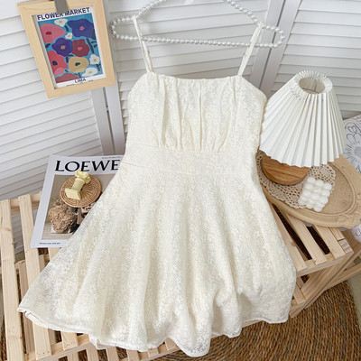 Μοντέρνο γυναικείο δαντελένιο φόρεμα με λεπτούς ιμάντες - κομμένο μοντέλο