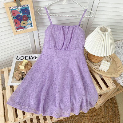 Μοντέρνο γυναικείο δαντελένιο φόρεμα με λεπτούς ιμάντες - κομμένο μοντέλο