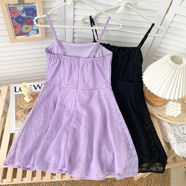 Μοντέρνο γυναικείο δαντελένιο φόρεμα με λεπτούς ιμάντες - κομμένο μοντέλο