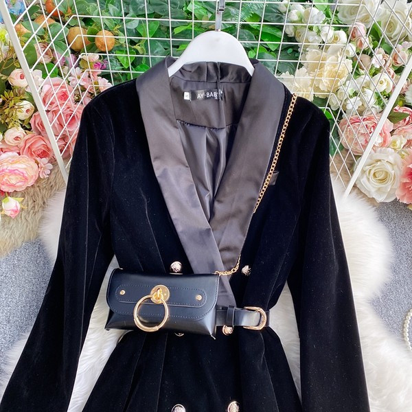 Naiste jope tüüpi kleit spits dekoltee ja vööga