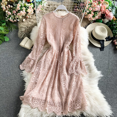 Naiste roosa pitskleit