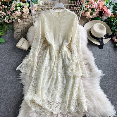 Naiste roosa pitskleit