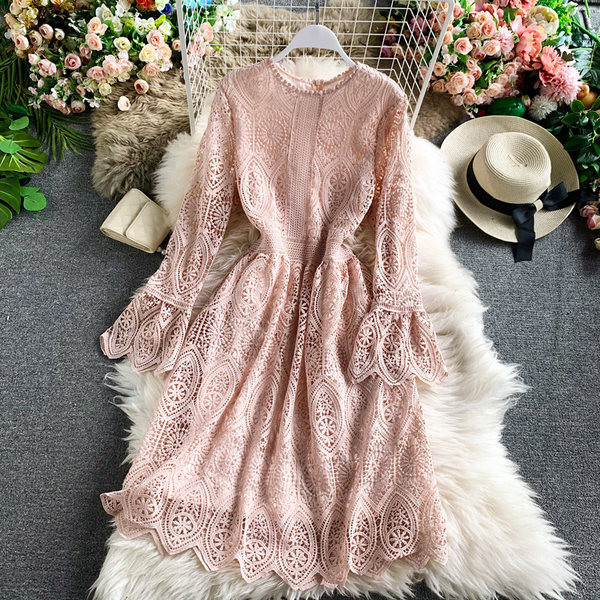 Naiste roosa pitskleit