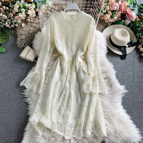 Naiste roosa pitskleit