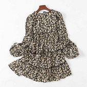 Väljalõigatud mudel sügiskleit lillemustriga