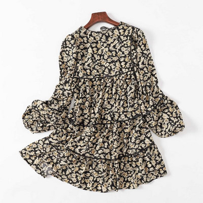 Väljalõigatud mudel sügiskleit lillemustriga