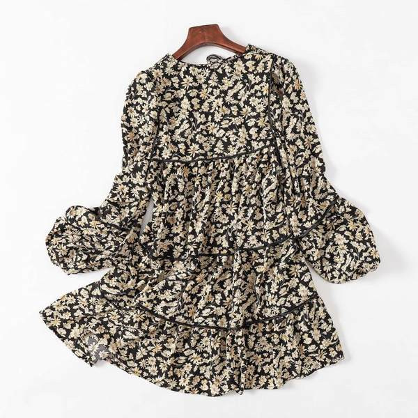 Väljalõigatud mudel sügiskleit lillemustriga