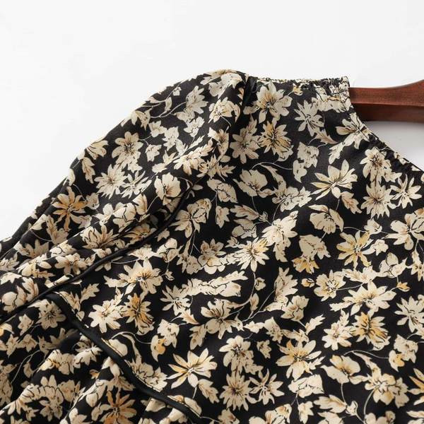 Väljalõigatud mudel sügiskleit lillemustriga