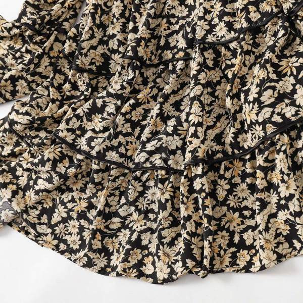 Väljalõigatud mudel sügiskleit lillemustriga