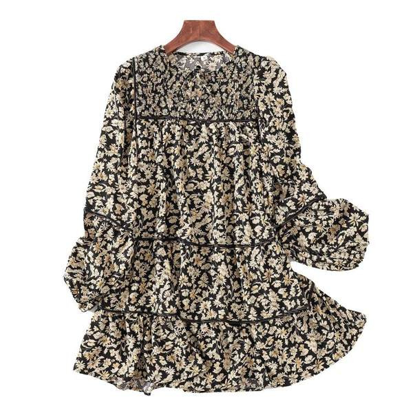 Väljalõigatud mudel sügiskleit lillemustriga