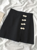 Moodne kõrge vöökoha ja nööpidega lühike seelik