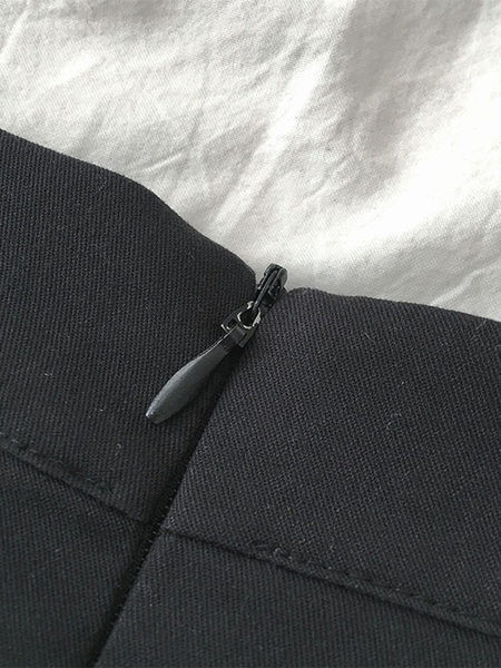 Moodne kõrge vöökoha ja nööpidega lühike seelik