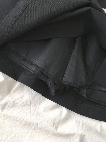 Moodne kõrge vöökoha ja nööpidega lühike seelik