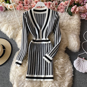 Naiste ruuduline kleit sügava kaelusega ja pikkade varrukatega